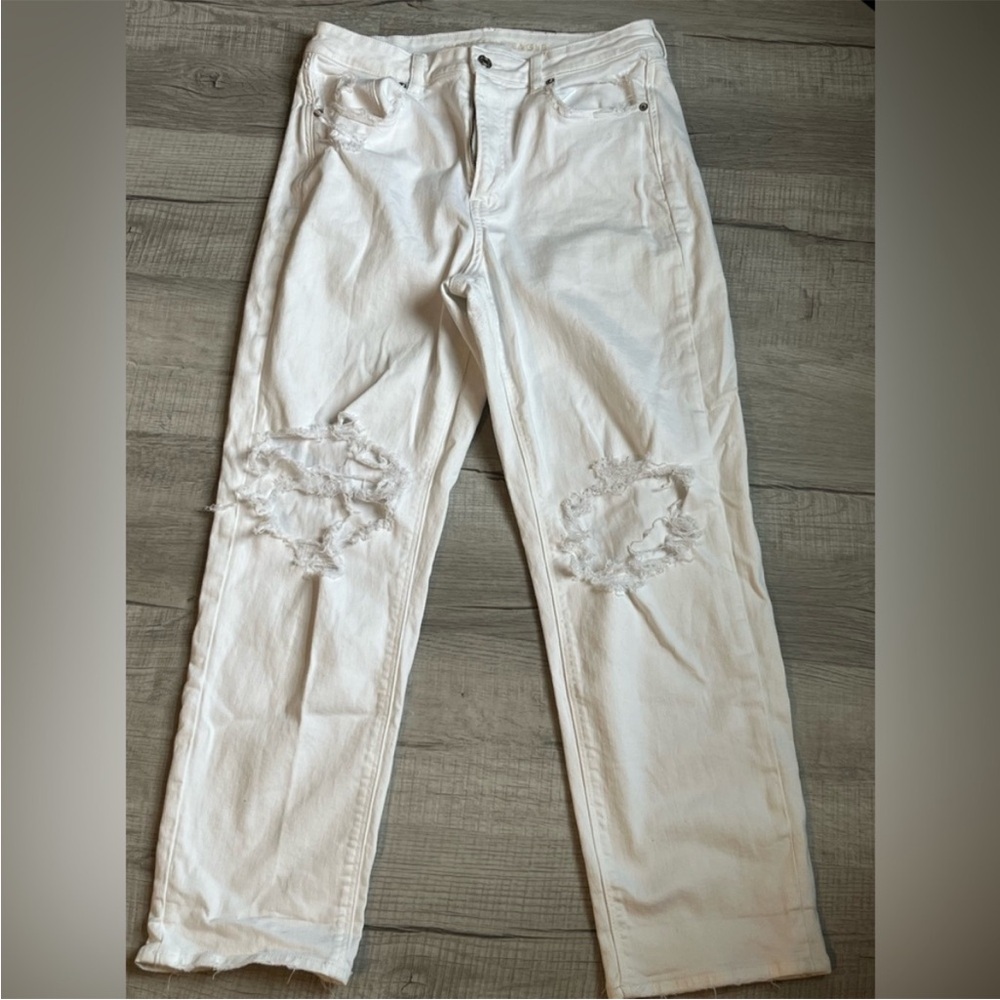 White MOM JEANS 
AMERICAN EAGLE